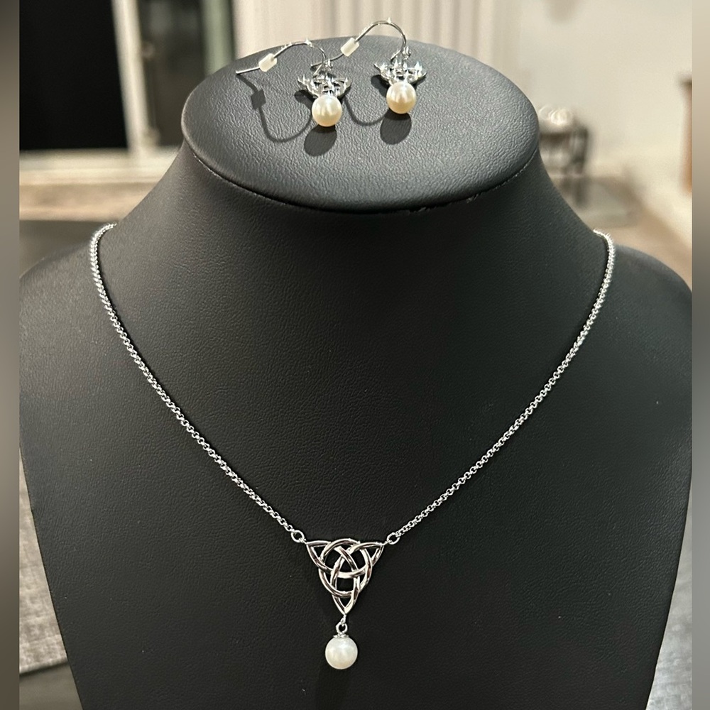 Vantel Pearls triquetra necklace and earrings set. NEW NEVER WORN